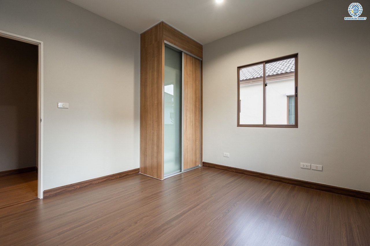 บ้านมือสองตกแต่งใหม่ ทำเลใจกลางเมือง โครงการ บุราสิริ งามวงศ์วาน-ประชาชื่น บ้านหลังใหญ่ เนื้อที่ 56.2 ตร.ว. ฟังก์ชัน 3 ห้องนอน 3 ห้องน้ำ 2 ที่จอดรถ พื้นที่ใช้สอย 183 ตร.ม. เชื่อมต่อถนนหลายสาย ใกล้เดอะมอลล์ งามวงศ์วาน และจุดขึ้นทางด่วนงามวงศ์วาน